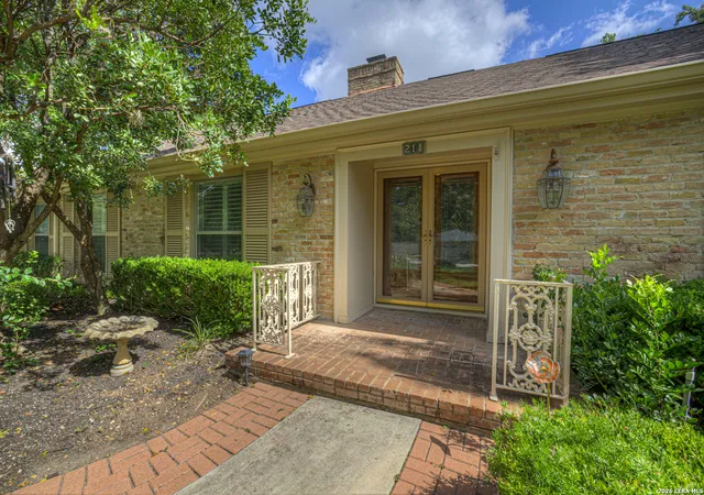 Photo 3 of Sale Pending at 211 Royal Oaks, San Antonio, TX 78209 | MLS# 2006973 | Listing updated on 2026-08-26