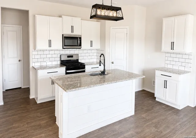 Photo 4 of Single family home for sale at 15623 Mint Patch, Von Ormy, TX 78073 | MLS# 2007070 | Listing updated on 2026-09-17