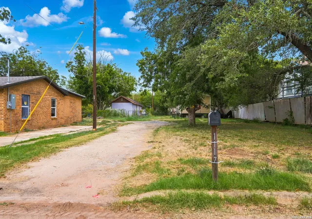 26th image of 1117 Plum St, Floresville, TX 78114 | MLS# 2007078