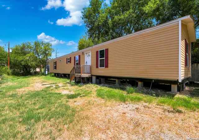 3rd image of 1117 Plum St, Floresville, TX 78114 | MLS# 2007078