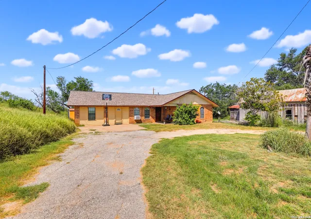 Photo 4 of House for sale at 150 Fm 1303, Floresville, TX 78114 | MLS# 2007113 | Listing updated on 2026-10-03