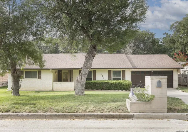 Photo 3 of Single family home for sale at 211 Forrest Trl, Universal City, TX 78148 | MLS# 2007141 | Listing updated on 2026-09-19
