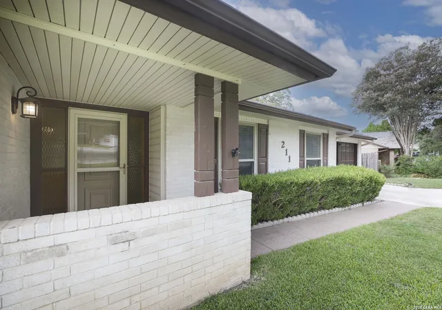 Photo 3 of Single family home for sale at 211 Forrest Trl, Universal City, TX 78148 | MLS# 2007141 | Listing updated on 2026-09-19