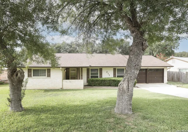 Photo 4 of Single family home for sale at 211 Forrest Trl, Universal City, TX 78148 | MLS# 2007141 | Listing updated on 2026-09-19