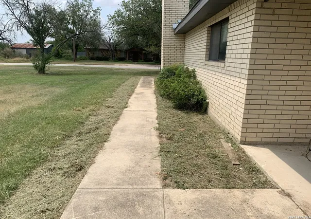 3rd image of 508 Crouch Ave, Devine, TX 78016 | MLS# 2007274