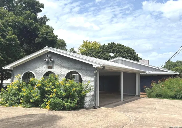 Photo 3 of Single family home for sale at 208 Riverside Dr, Kingsland, TX 78639 | MLS# 2007290 | Listing updated on 2026-09-11