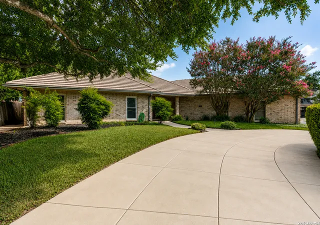 Photo 2 of Sale Pending at 91 Granburg Cir, San Antonio, TX 78218 | MLS# 2007349 | Listing updated on 2026-08-23