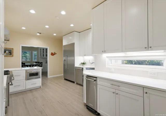 Photo 4 of Sale Pending at 91 Granburg Cir, San Antonio, TX 78218 | MLS# 2007349 | Listing updated on 2026-08-23