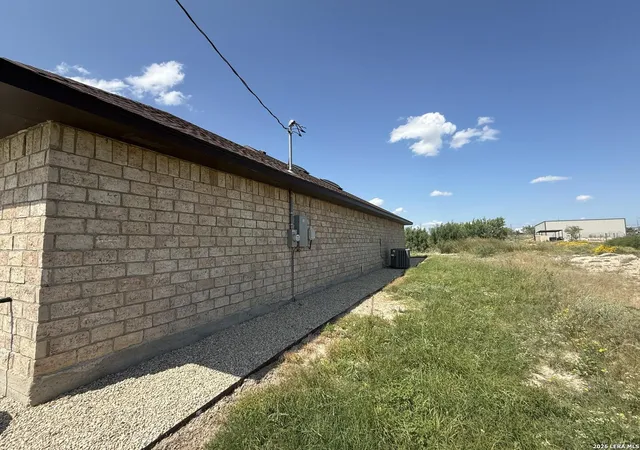 Photo 3 of Single family home for sale at 431 La Vista Dr, Del Rio, TX 78840 | MLS# 2007411 | Listing updated on 2026-08-28