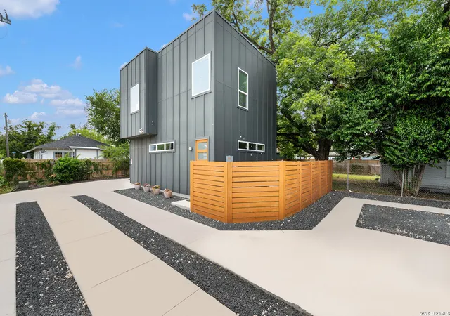 Photo 3 of Single family home for sale at 618 N Gevers St, San Antonio, TX 78202 | MLS# 2007547 | Listing updated on 2026-09-08