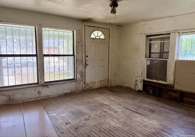 Photo 4 of Sale Pending at 3106 La Rosa St, San Antonio, TX 78211 | MLS# 2007871 | Listing updated on 2026-08-21