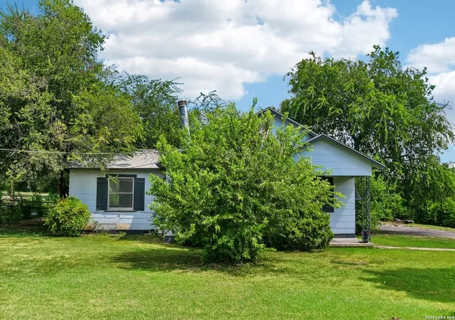 Photo 3 of Sale Pending at 431 W Quill Dr, San Antonio, TX 78228 | MLS# 2007877 | Listing updated on 2026-09-08