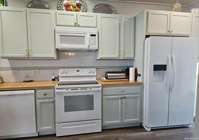 Photo 3 of Single family home for sale at 1676 Lake Dr, Spring Branch, TX 78070 | MLS# 2007899 | Listing updated on 2026-10-16