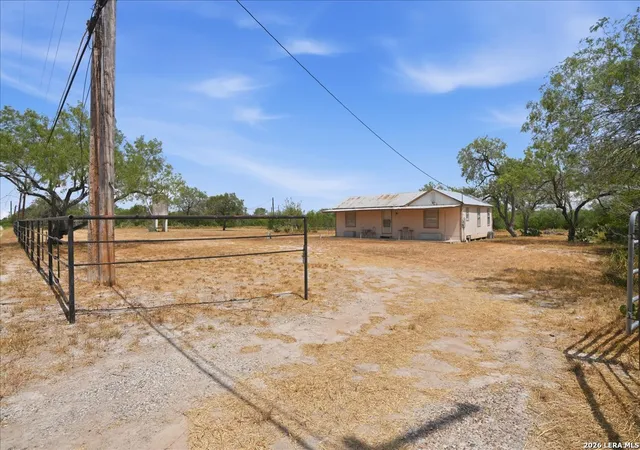 2nd image of 1507 Middle Rd, George West, TX 78022 | MLS# 2007957
