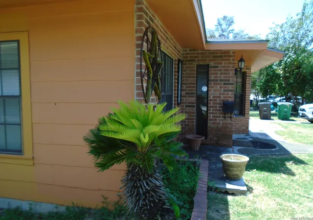 Photo 4 of Single family home for sale at 238 Storeywood Dr, San Antonio, TX 78213 | MLS# 2007986 | Listing updated on 2026-08-23