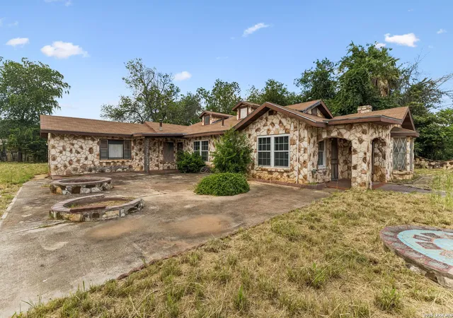 Photo 2 of Sale Pending at 149 S Woodlawn St, Pearsall, TX 78061 | MLS# 2007995 | Listing updated on 2026-09-09