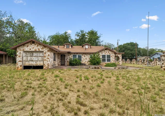 Photo 3 of Sale Pending at 149 S Woodlawn St, Pearsall, TX 78061 | MLS# 2007995 | Listing updated on 2026-09-09