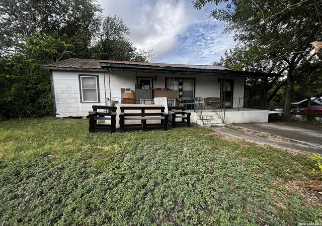 1st image of 406 S Live Oak Ave, New Braunfels, TX 78130 | MLS# 2008146
