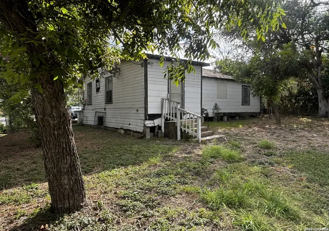 3rd image of 406 S Live Oak Ave, New Braunfels, TX 78130 | MLS# 2008146