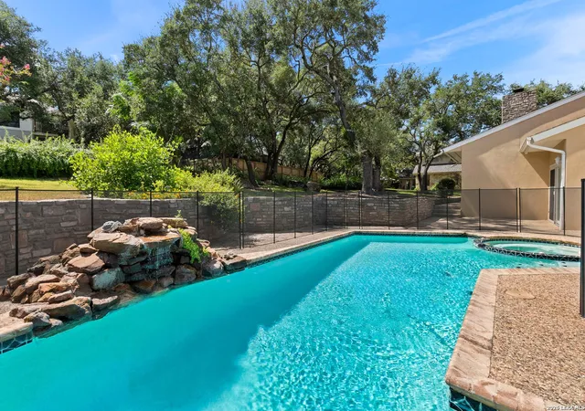 Photo 2 of Sale Pending at 29406 No Le Hace Dr, Fair Oaks Ranch, TX 78015 | MLS# 2008288 | Listing updated on 2026-09-09