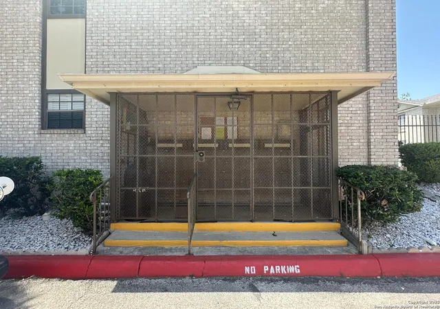 2nd image of 165 W Rampart Dr, San Antonio, TX 78216