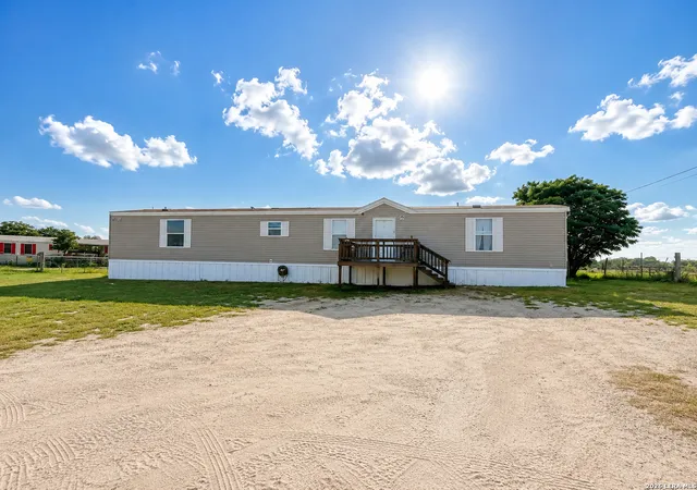 Photo 3 of Single family home for sale at 4814 Young Oak, Elmendorf, TX 78112 | MLS# 2008509 | Listing updated on 2026-09-08