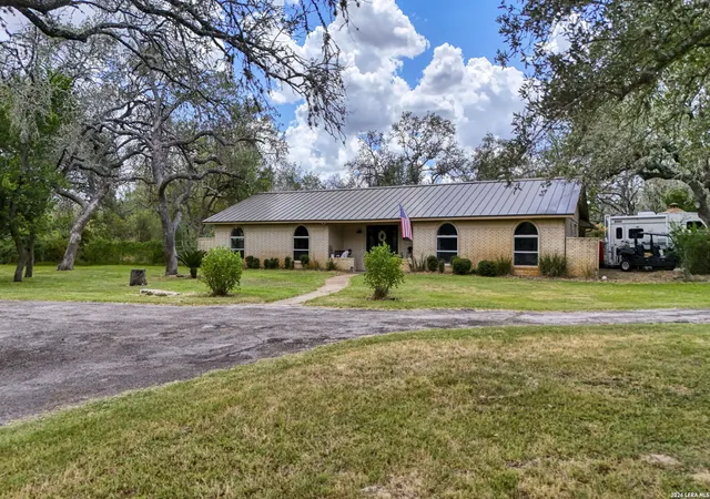 4th image of 101 Cynthia, Pleasanton, TX 78064 | MLS# 2008578