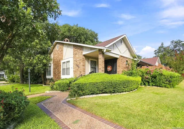 Photo 1 of Single family home for sale at 100 Elizabeth Ann Ct, Castle Hills, TX 78213 | MLS# 2008652 | Listing updated on 2026-09-08