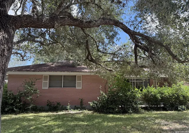Photo 3 of Single family home for sale at 900 E Huntington, Beeville, TX 78102 | MLS# 2008822 | Listing updated on 2026-09-22