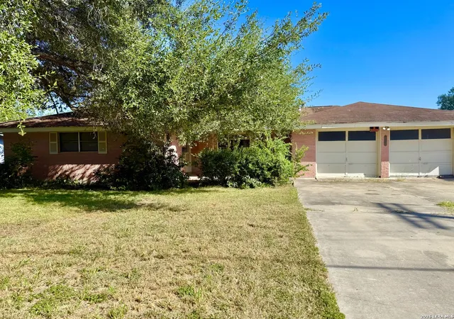 Photo 3 of Single family home for sale at 900 E Huntington, Beeville, TX 78102 | MLS# 2008822 | Listing updated on 2026-09-22