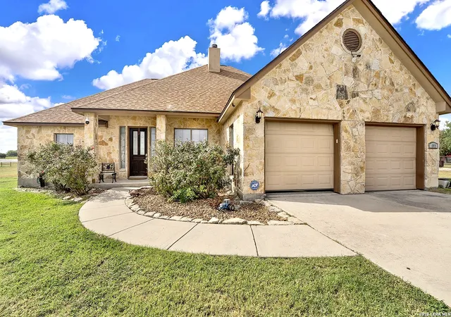 Photo 3 of Single family home for sale at 101 Hickory Run, La Vernia, TX 78121 | MLS# 2008833 | Listing updated on 2026-08-25