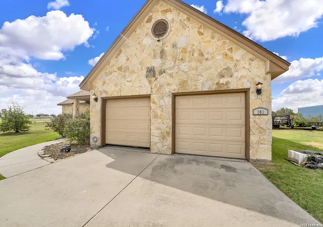 Photo 4 of Single family home for sale at 101 Hickory Run, La Vernia, TX 78121 | MLS# 2008833 | Listing updated on 2026-08-25