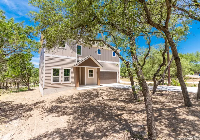 Photo 3 of Single family home for sale at 677 Circleview Dr, Canyon Lake, TX 78133 | MLS# 2008870 | Listing updated on 2026-08-25