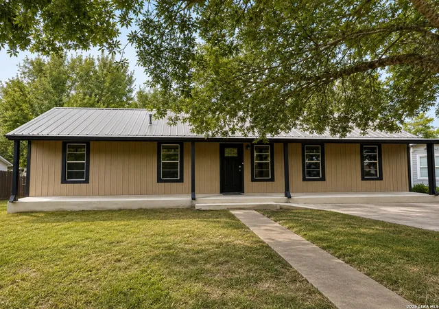 Photo 1 of Single family home for sale at 959 E Ireland St, Seguin, TX 78155 | MLS# 2008883 | Listing updated on 2026-08-25