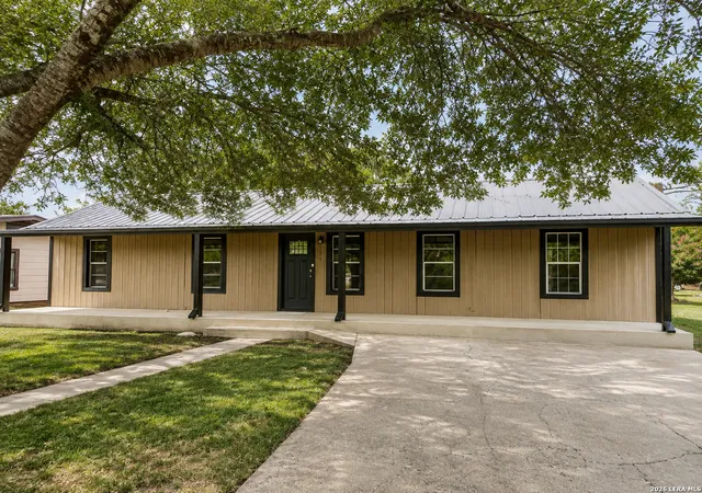 Photo 2 of Single family home for sale at 959 E Ireland St, Seguin, TX 78155 | MLS# 2008883 | Listing updated on 2026-08-25