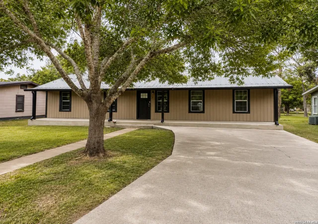 Photo 3 of Single family home for sale at 959 E Ireland St, Seguin, TX 78155 | MLS# 2008883 | Listing updated on 2026-08-25