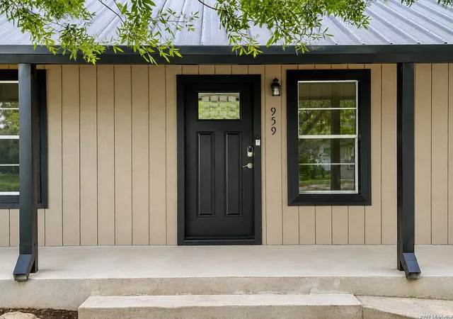 Photo 3 of Single family home for sale at 959 E Ireland St, Seguin, TX 78155 | MLS# 2008883 | Listing updated on 2026-08-25