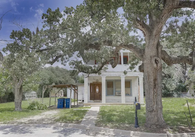 Photo 3 of Single family home for sale at 623 San Antonio Street, Pleasanton, TX 78064 | MLS# 2008891 | Listing updated on 2026-09-20