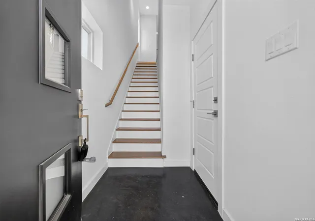 3rd image of 1735 W Gramercy Pl, San Antonio, TX 78201