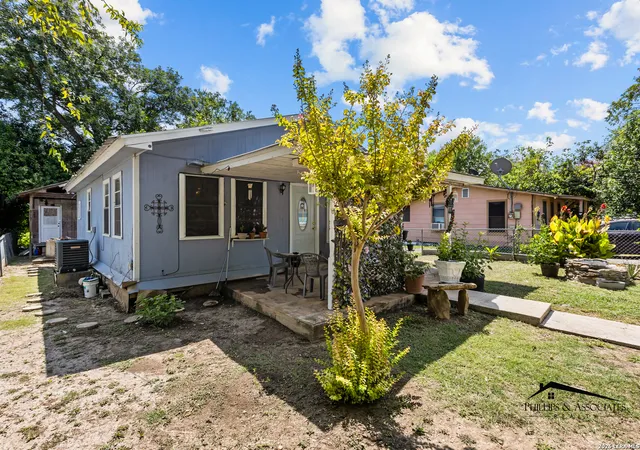 Photo 3 of Single family home for sale at 1709 Avenue E, Hondo, TX 78861 | MLS# 2008968 | Listing updated on 2026-09-22
