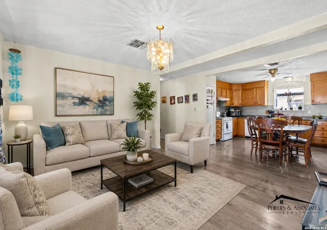 Photo 4 of Single family home for sale at 1709 Avenue E, Hondo, TX 78861 | MLS# 2008968 | Listing updated on 2026-10-07