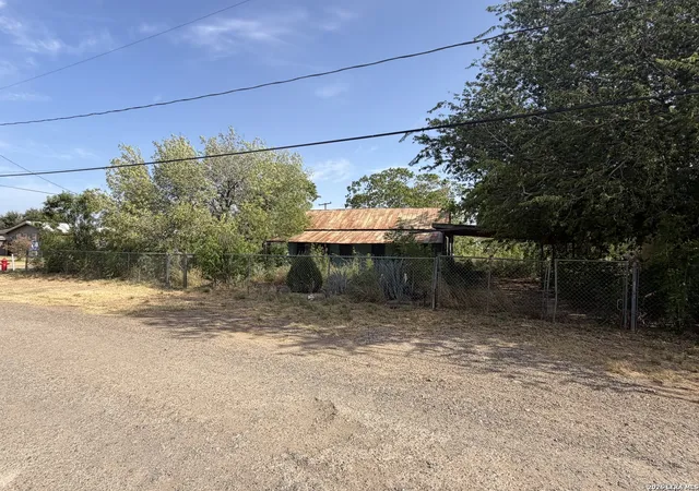 Photo 3 of Single family home for sale at 200 Sunrise, Encinal, TX 78019 | MLS# 2008989 | Listing updated on 2026-08-26