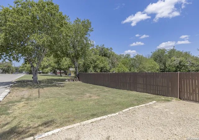 22nd image of 355 S Plum Ave, New Braunfels, TX 78130 | MLS# 2009024