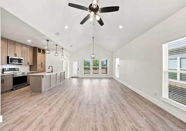 Photo 4 of Single family home for sale at 1012 Creswell Ln, Kerrville, TX 78028 | MLS# 2009088 | Listing updated on 2026-09-08