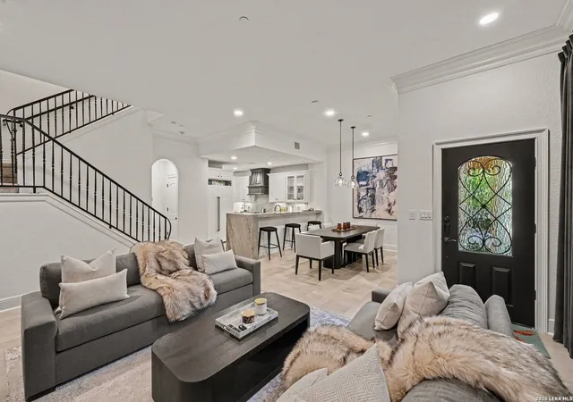 3rd image of 123 Eaton St #102, Alamo Heights, TX 78209 | MLS# 2009146