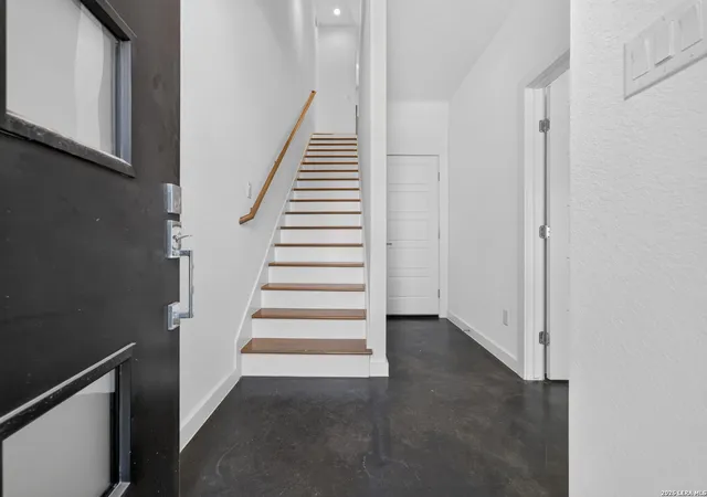 4th image of 3214 N Elmendorf St, San Antonio, TX 78228