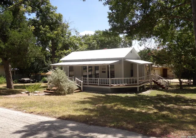 Photo 1 of Single family home for sale at 493 W Jahn St, New Braunfels, TX 78130 | MLS# 2009331 | Listing updated on 2026-10-08