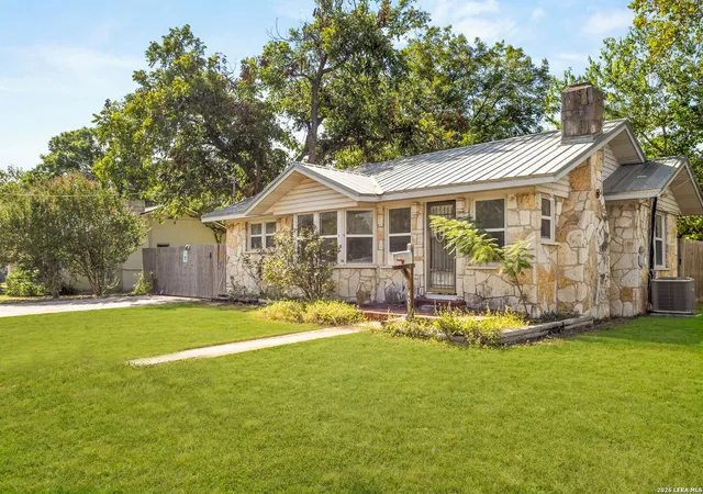 Photo 1 of Single family home for sale at 401 E Weinert St, Seguin, TX 78155 | MLS# 2009345 | Listing updated on 2026-10-27