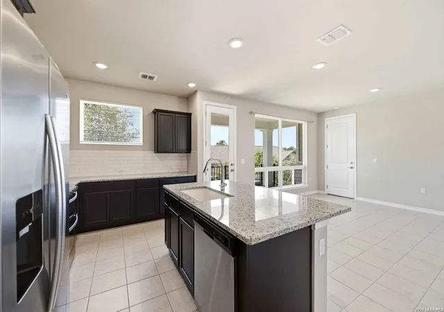 Listing Photo 5 - Condo for sale in building located at 116 Mulligan Dr, San Marcos, TX 78666 - Unit #103