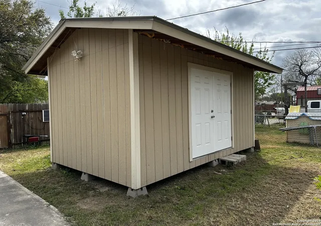 16th image of 125 N Bluebonnet, Uvalde, TX 78801 | MLS# 2009473